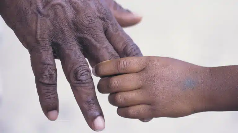 Aboriginal family is culture children holding hands image 800 x 450